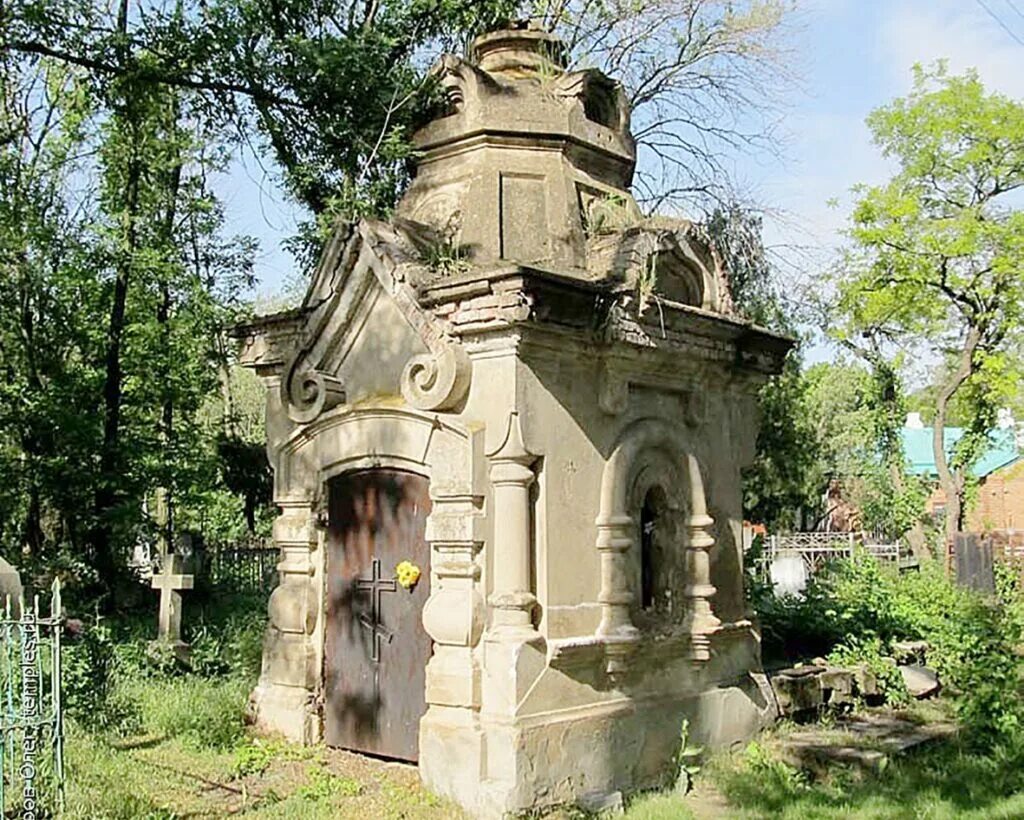 Храм на старом кладбище. Старое городское кладбище (таганрог). старое кладбище таганрог часовня склеп. таганрог старое городское кладбище таганрог. таганрог склепы.