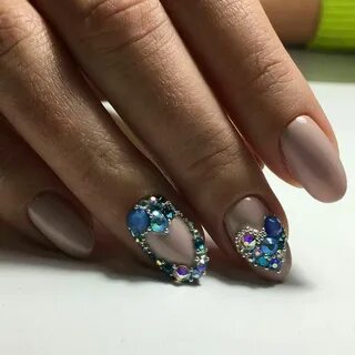 Маникюр с стразами