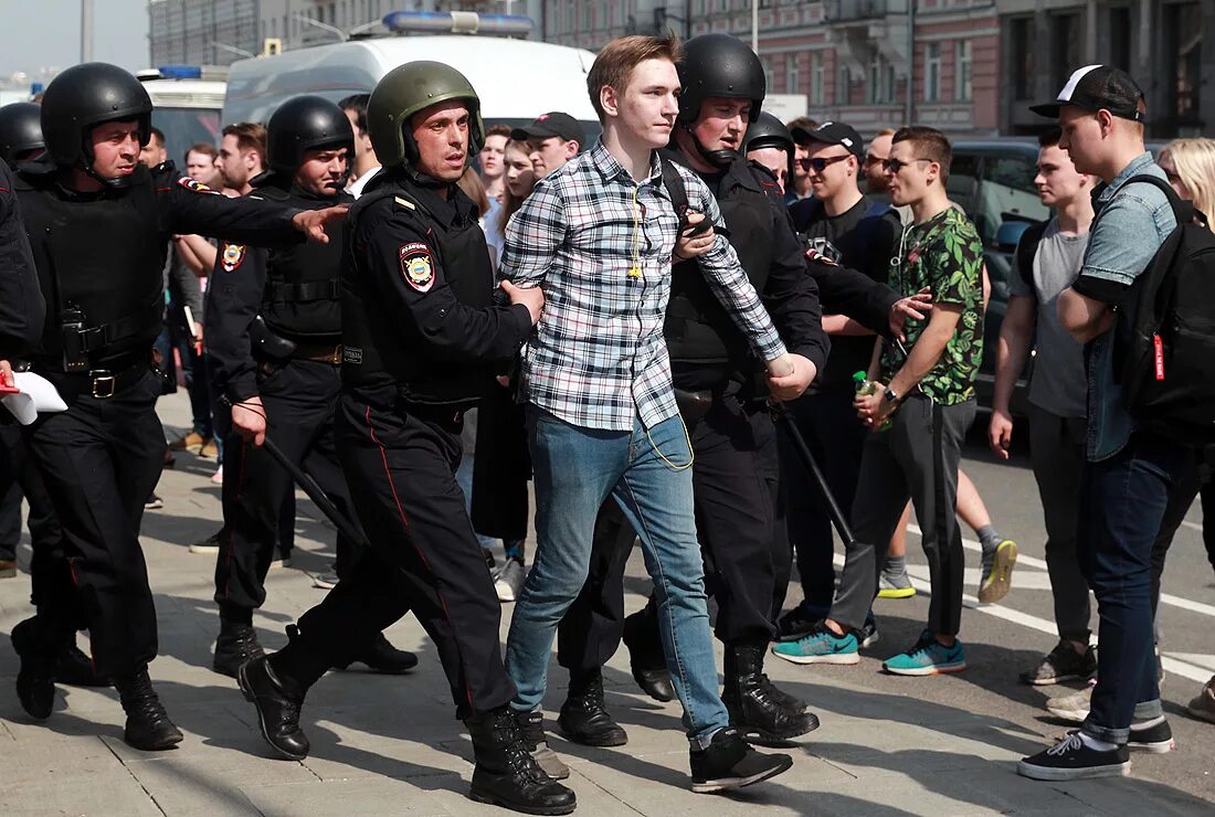 Несанкционированный протест. Толпа полицейских. полиция и молодежь. несанкционированный митинг.