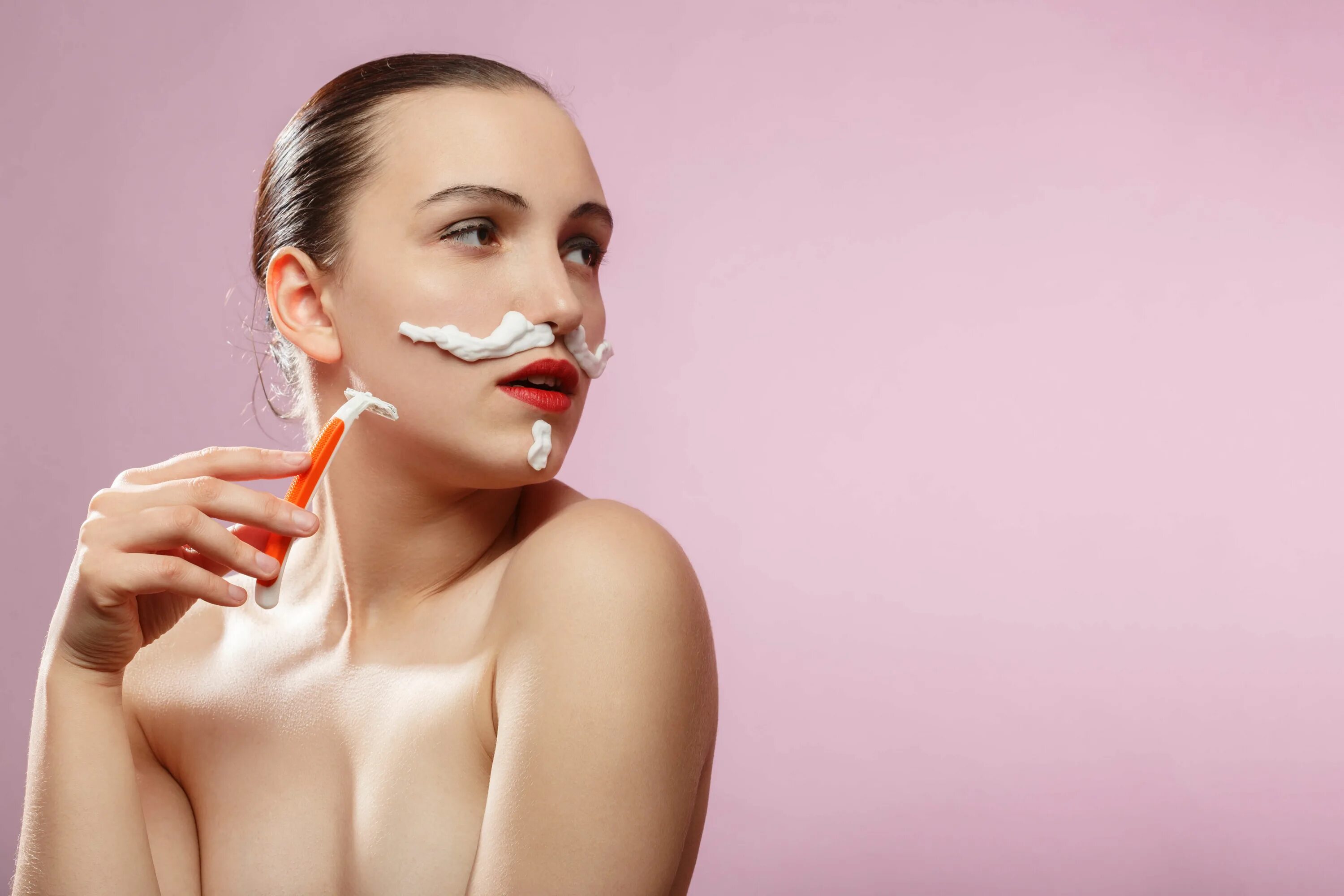 Девушка бреет. Женщина бриться лиса. Женщина бреет лицо. Гладкие ноги. Бритье женское.