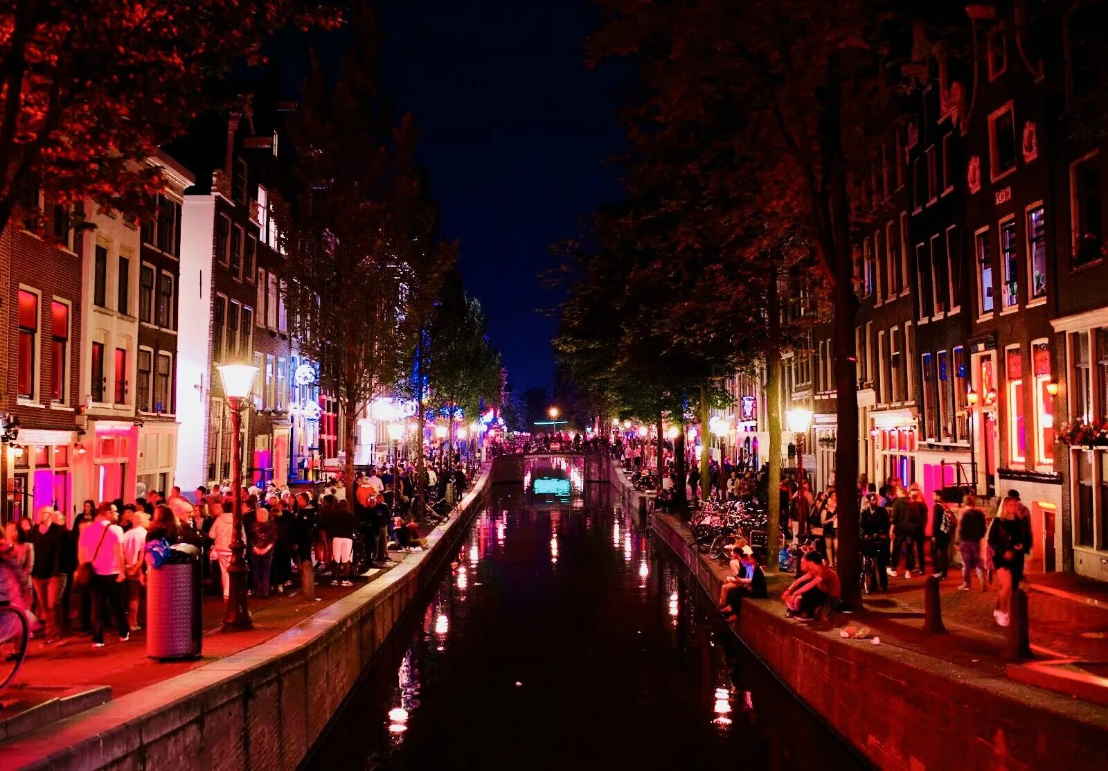 Красная улица бангкок. Улица красных фонарей Амстердам. Квартал красных фонарей в Амстердаме. Аллея красных фонарей в Амстердаме. Амстердам улица красных фанари.