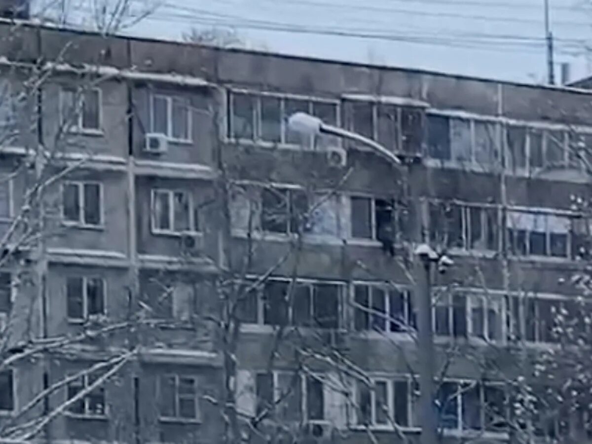 Площадка в 5 этажей. Выпал из окна хабаровск. Хабаровск из окна. 6 этажный дом. 5 октября 2022 парень выпал из окна кемерово.