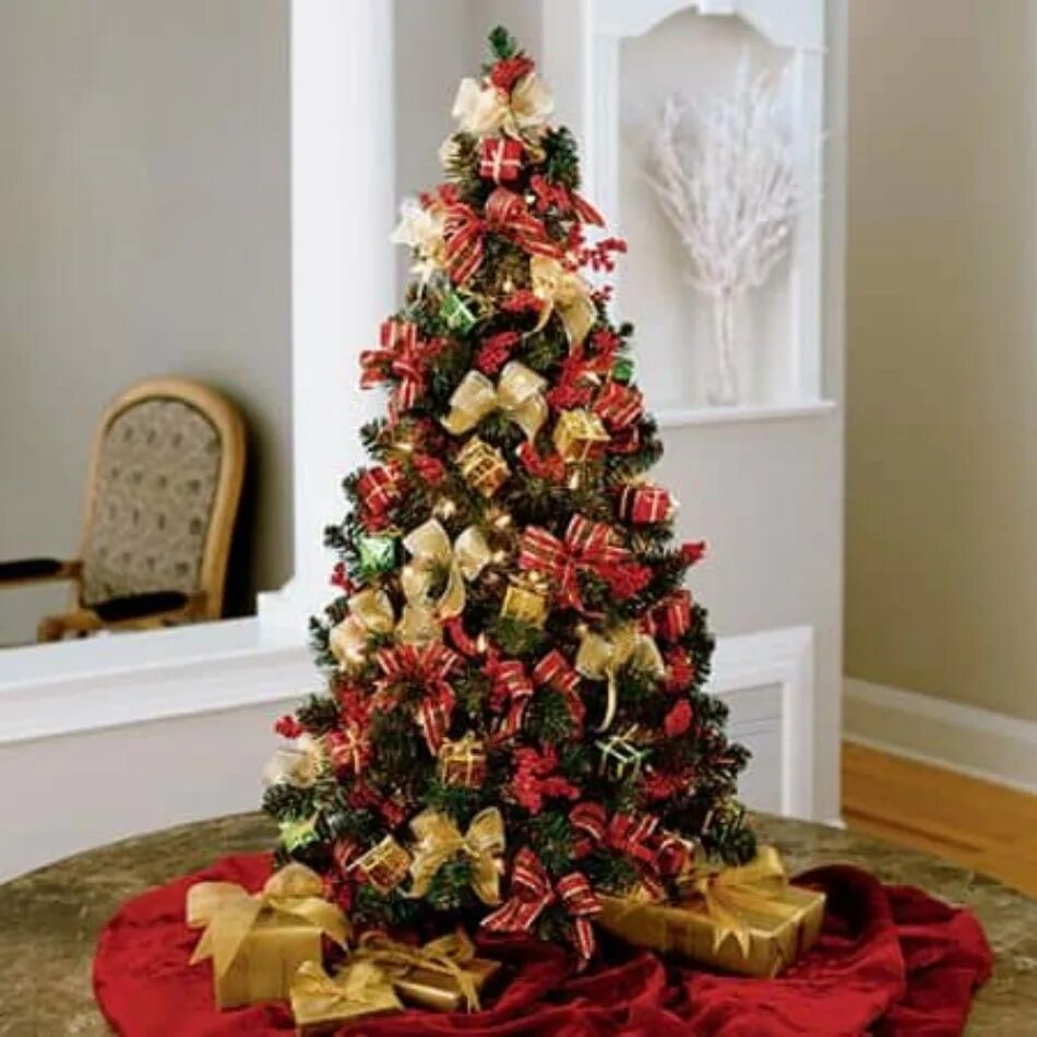 елка в красно золотом оформлении