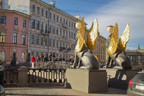 Мост с львами с золотыми крыльями