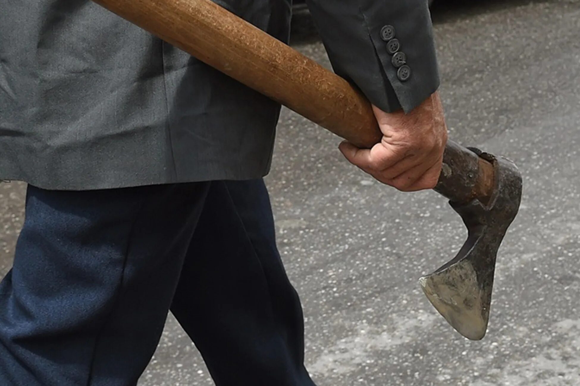 Мужика убивают топором. Мужика убивают топором. Человек замахивается топором. Рука держит топор. Мужика убивают топором.