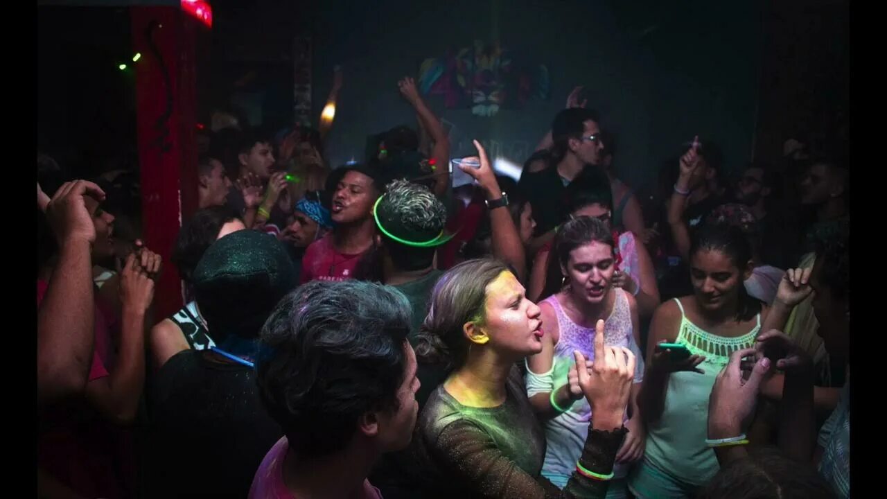 Люди в клубе. Танцы в клубе. Work in club. Ночная дискотека. Ночной клуб.