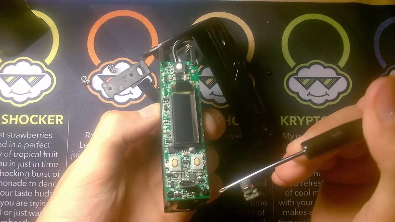 A1657 аккумулятор. Как разобрать подик. Juul плата. Плата от смок нова 2. Айфон 5 разобранный.