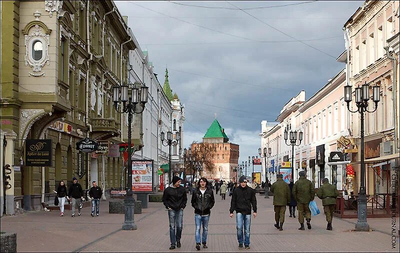 Нижний новгород европейский город. Покровка 19 век Нижний Новгород. Покровская улица Нижний Новгород 19 век. Большая Покровская улица в Нижнем Новгороде. Покровская улица Нижний Новгород сейчас.