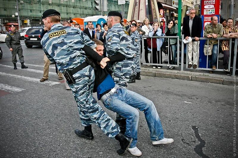 Полицейский догоняет.