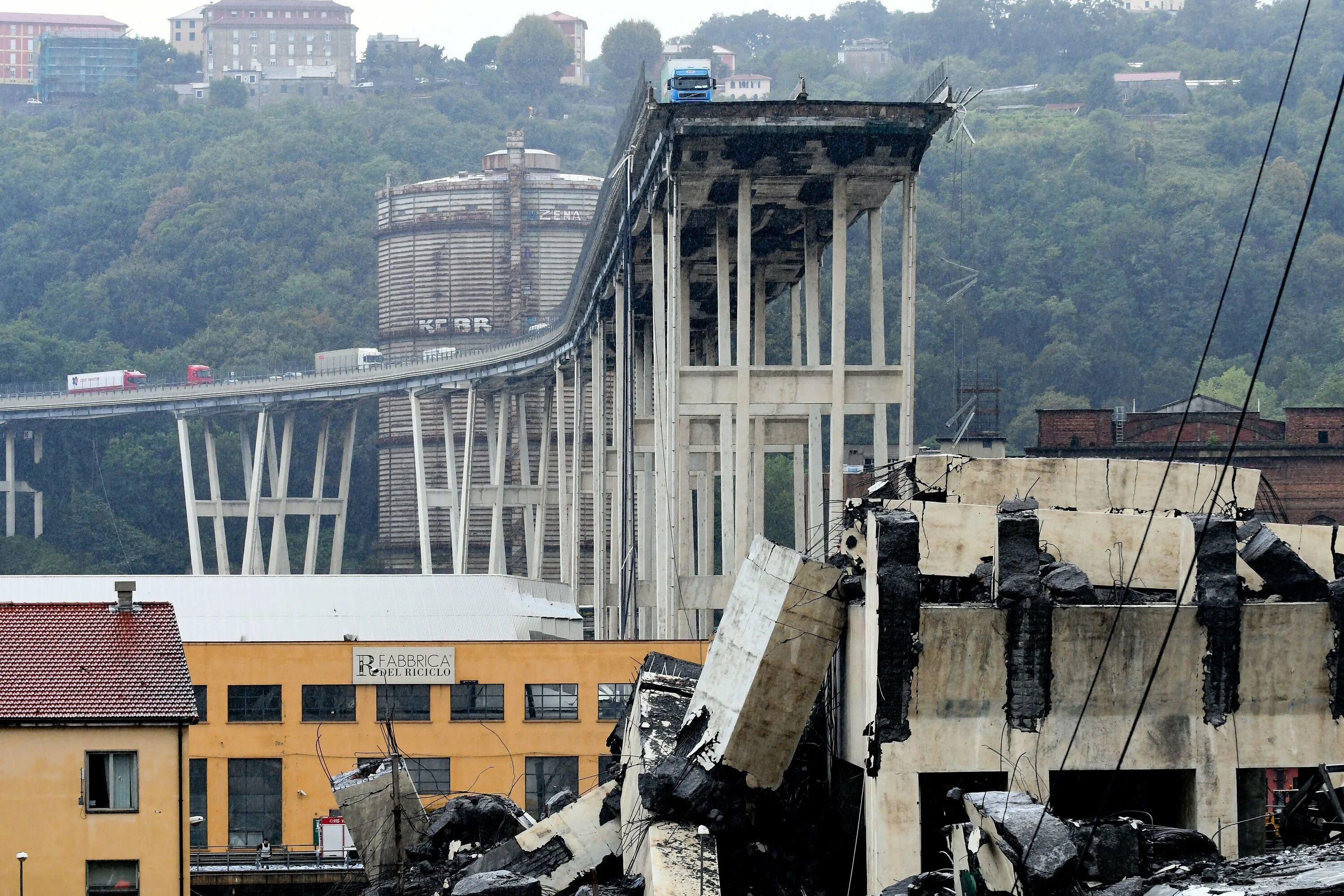 Какой мост обвалился. Мост Моранди в Генуе. Обрушение моста Моранди в Генуе, Италия. Обрушение моста Моранди. Обрушение виадука в Генуе.