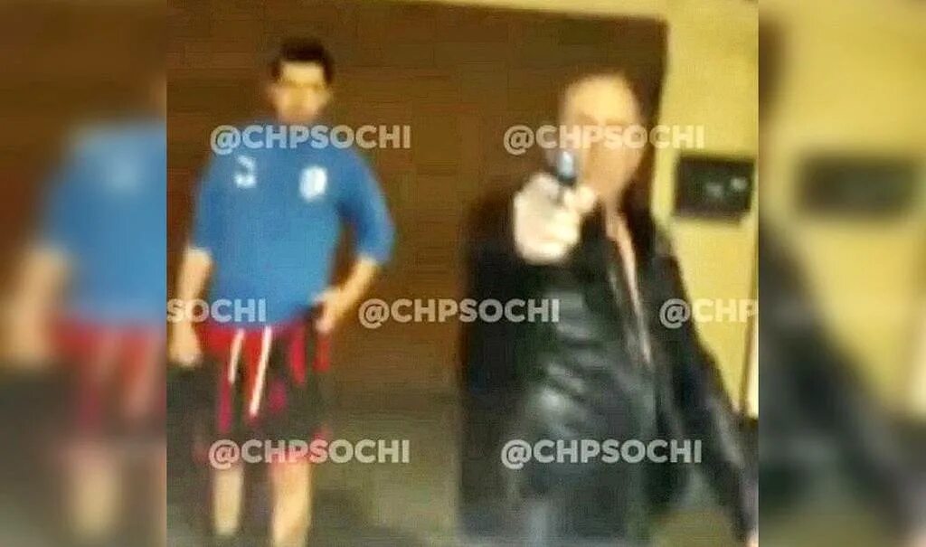 Тозлян стрельба сочи. В сочи человек расстрелял из травмата. Застрелили судебных приставов в сочи двух. Стрельба в сочи. Парень в торговом центре.