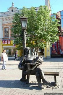 Памятник гармонисту
