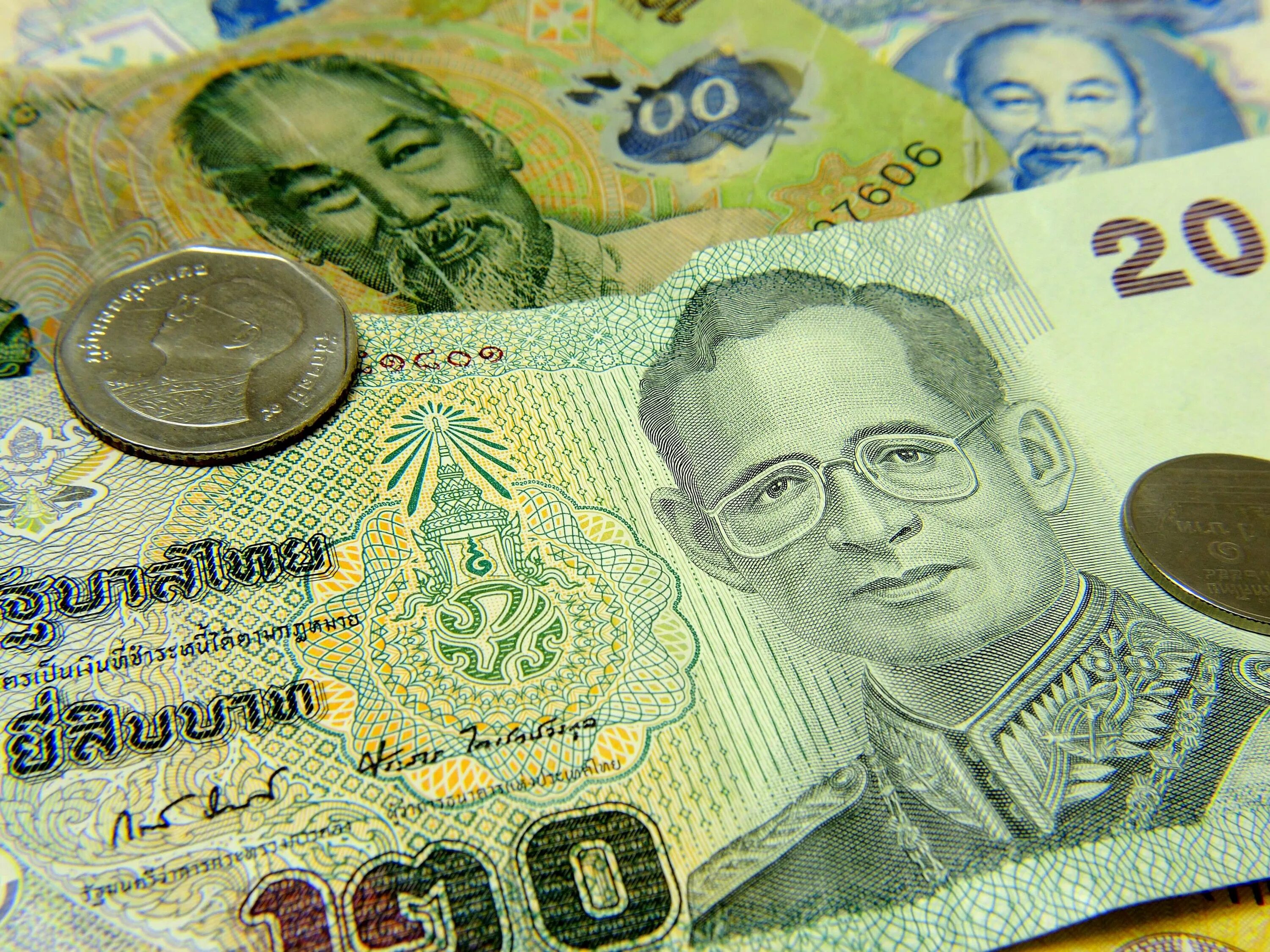 Таиланд валюта бат. Тайланд валюта тайский бат. Таиландский бат купюры. 100 Бат Тайланд.