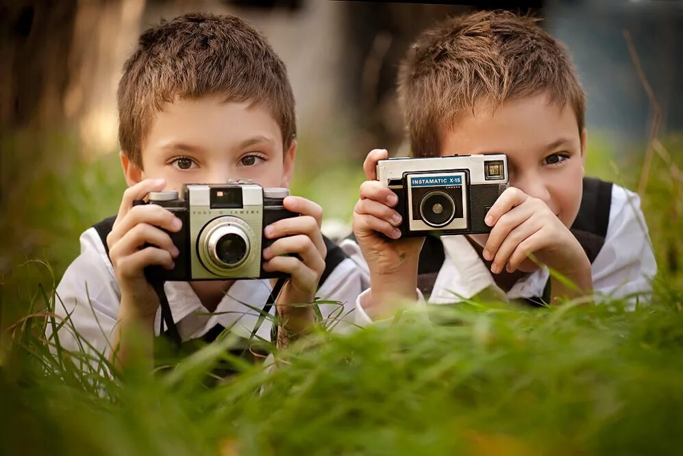 Photo 1. Фотографирует фотограф начинающий. Фотосессия начинающий фотограф. Фотограф картина для детей. Семья с фотоаппаратом.