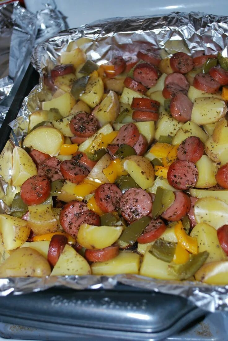 Картошка с сосисками в духовке. Картошка с колбасками в духовке. Картошка гармошка с беконом. Картошка с колбасками в духовке. Картошка с сосисками в духовке.