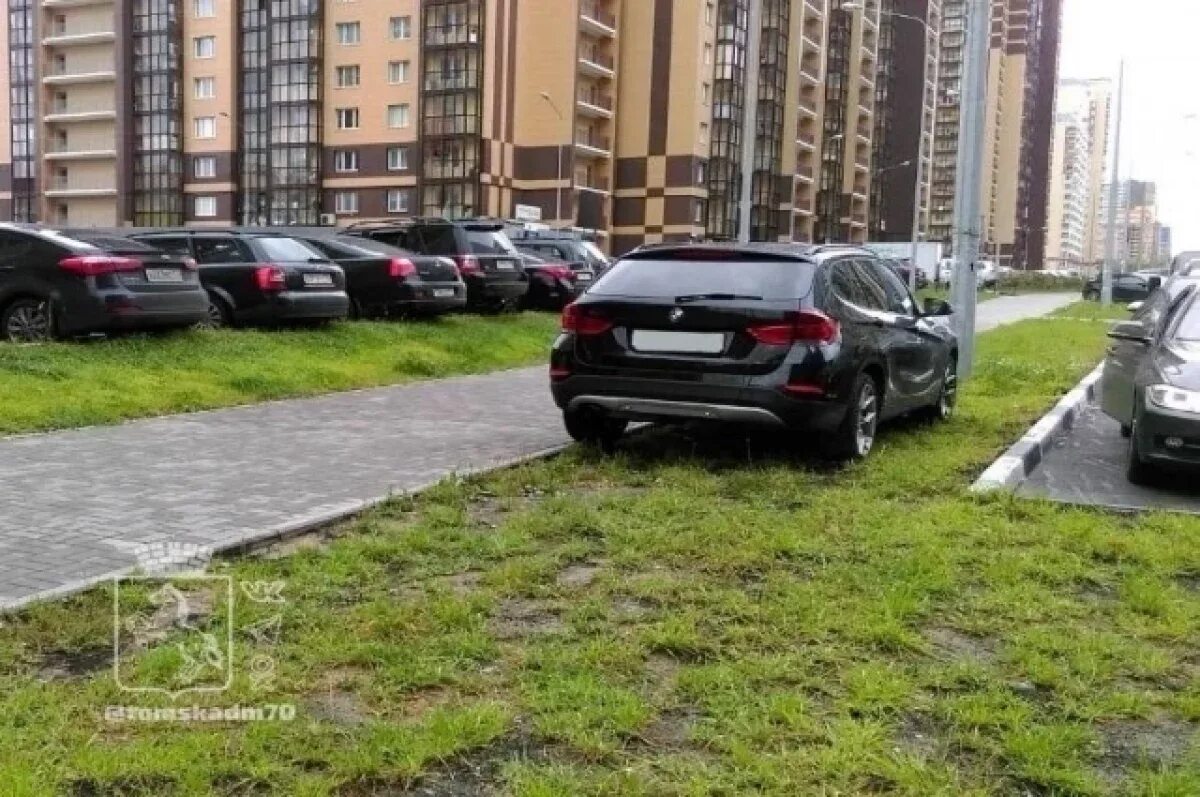 Штраф за стоянку на газоне. Штраф за неправильную парковку на газоне. Штраф за парковку на газоне омск. Газон автомобиль. Штраф за парковку на газоне омск.