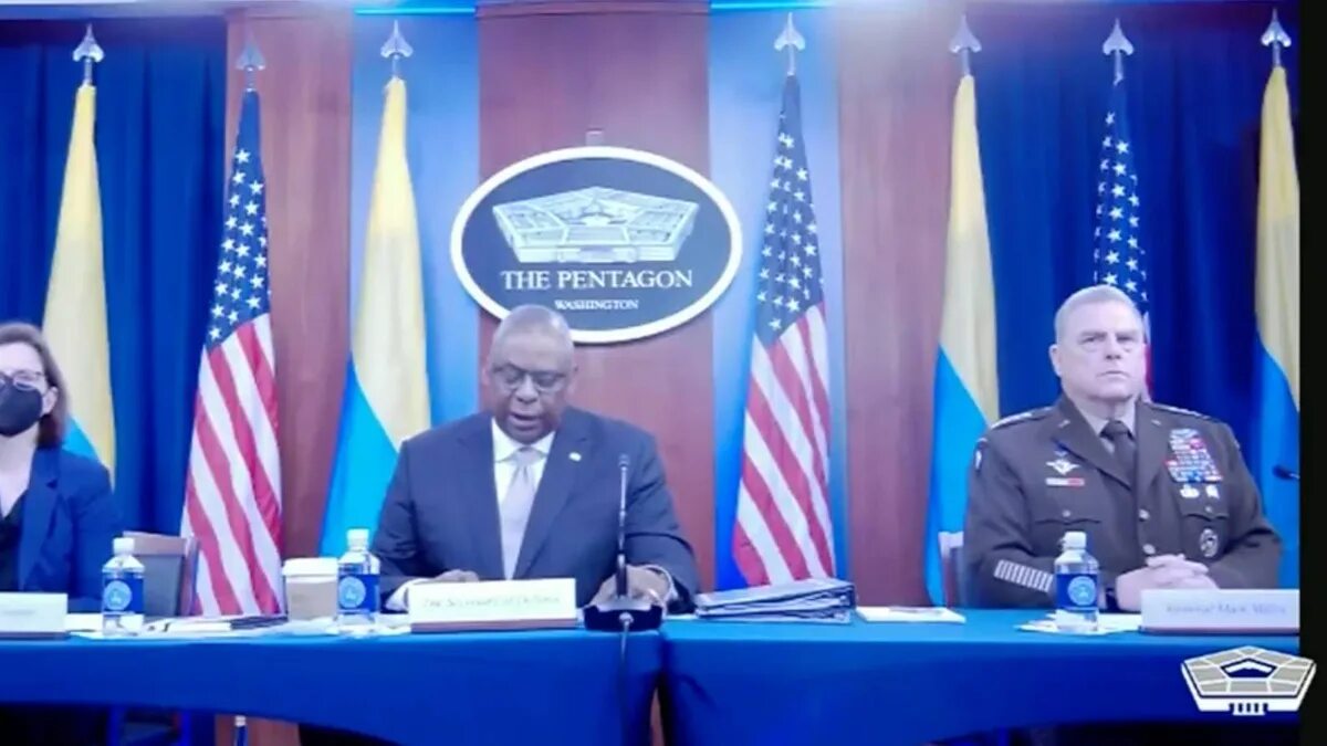 Сша перепутали. Глава пентагона 2022. Перевернутый украинский флаг. Перевернутый флаг украины. Байден дурак.