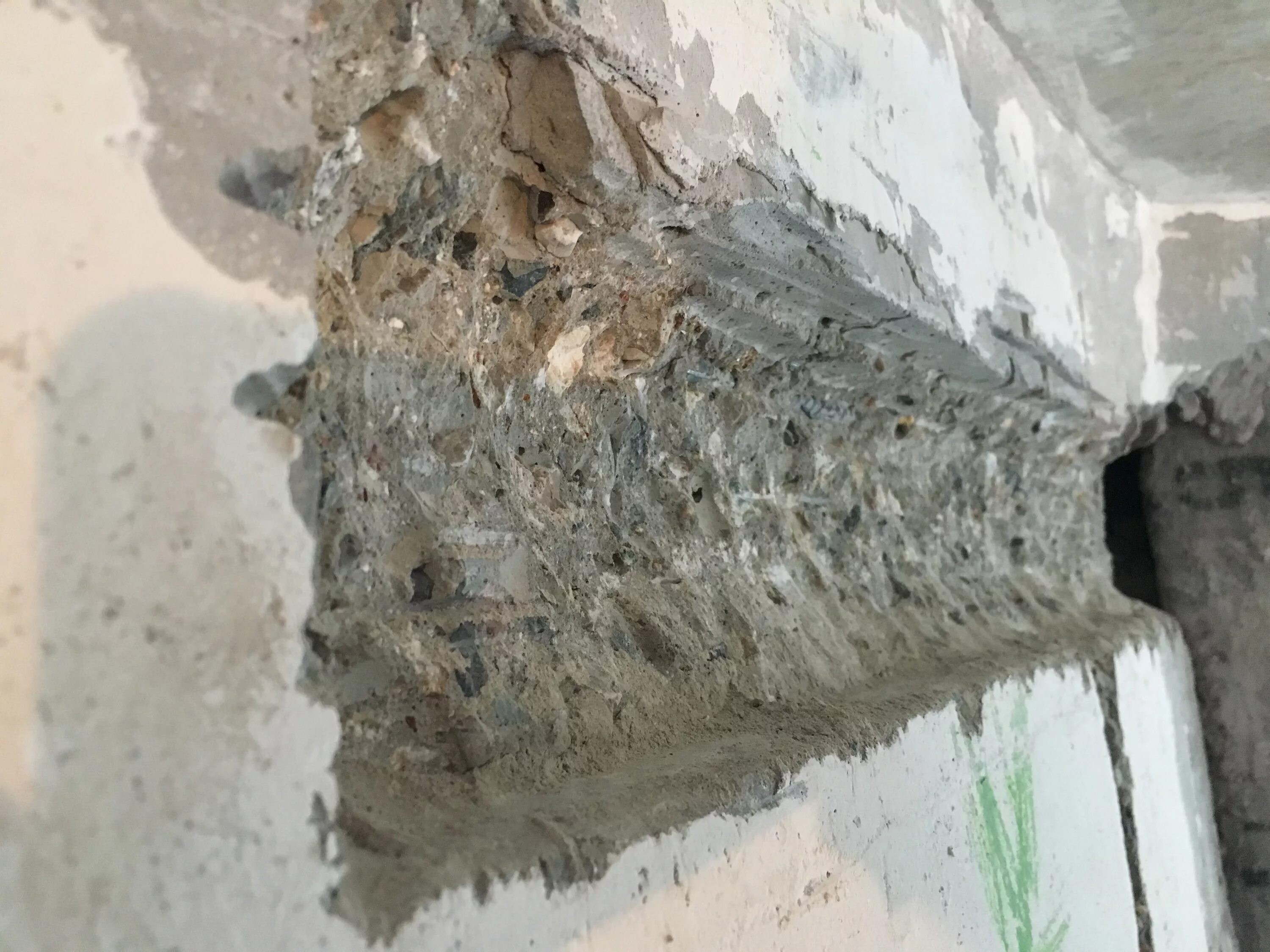 штробы в потолке под проводку. штроба в несущей стене. п111м штробление. штробление бетонной стены п44. штробление стен под розетки.