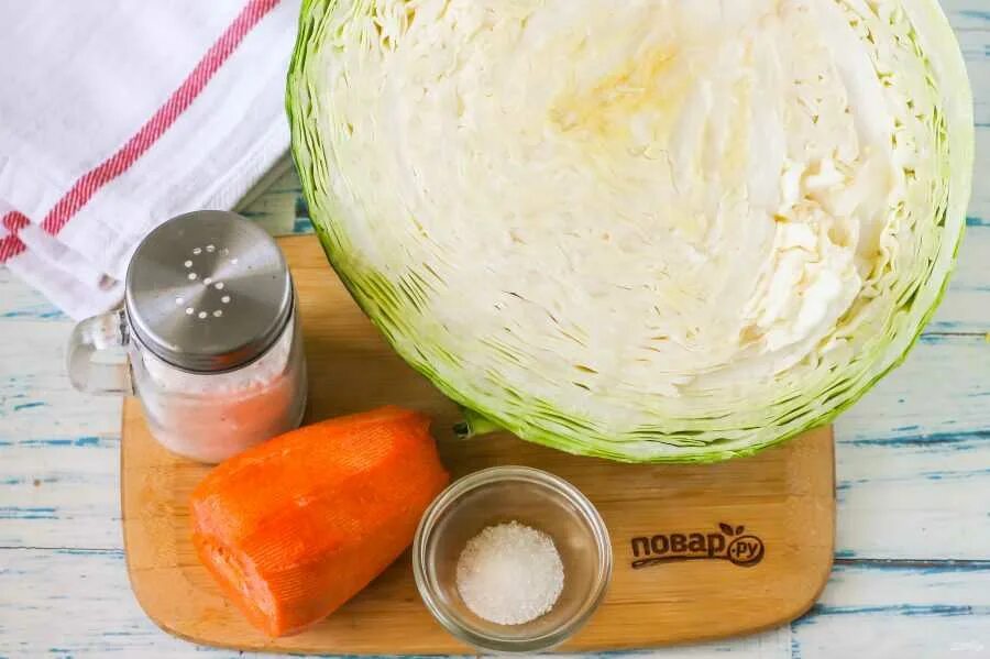 Заквасить капусту быстро и вкусно в кастрюле. Квашеная капуста ингредиенты. ингредиенты для квашения капусты. квасим капусту ингредиенты. соль для закваски капусты.