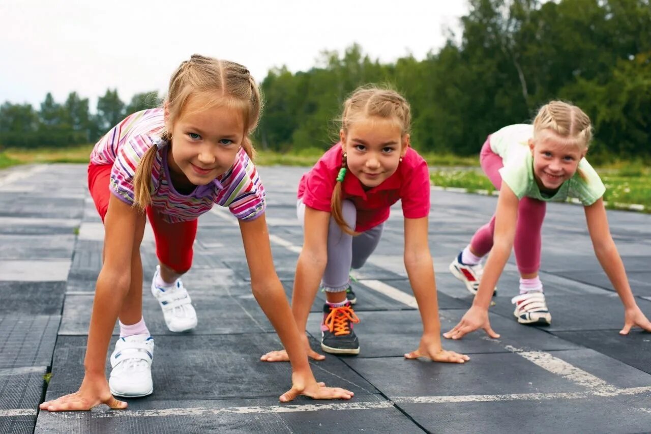 Физическое движение. Спортивные дети. Детский спорт. Дед занимается спортом. Занятие спортом дети.