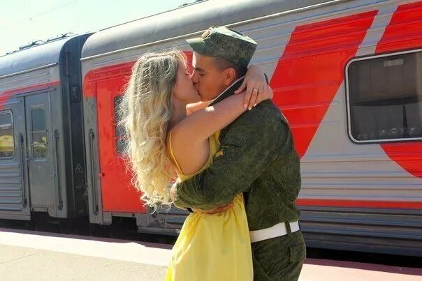 Встреча девушки с солдатом. Дембель на вокзале. Дождаться провожать. Дождаться провожать. Солдат прощается с девушкой.