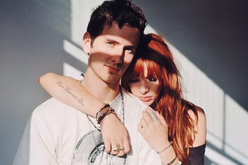 Рыжие волосы у мужчин. Рыжеволосая девушка с парнем. Рыжеволосая девушка с парнем. Рыжая девушка с парнем. Парень с рыжей девушкой.