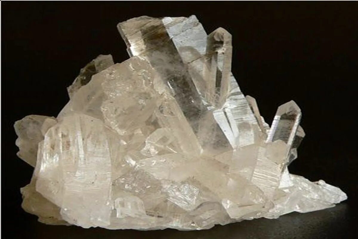 Rock-crystal quartz камень. Химическая формула горного хрусталя. Кварц горный хрусталь формула. Разновидности прозрачного кварца. Цитрин оникс розовый кварц горный хрусталь кремень.