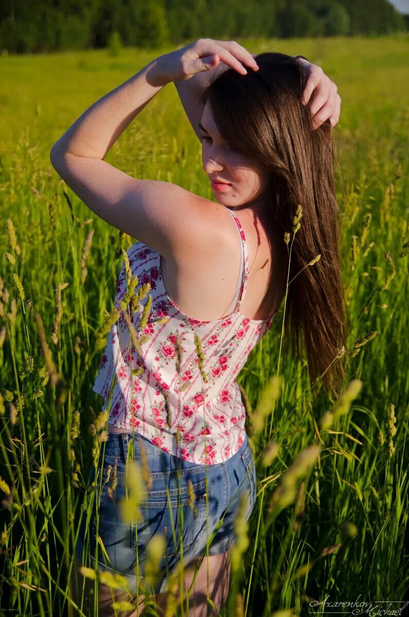 Женщины колхозницы в поле. Девушка в шортах в поле. Девушки в деревне. Девушка в поле. Девушка в белом в пшеничном поле.