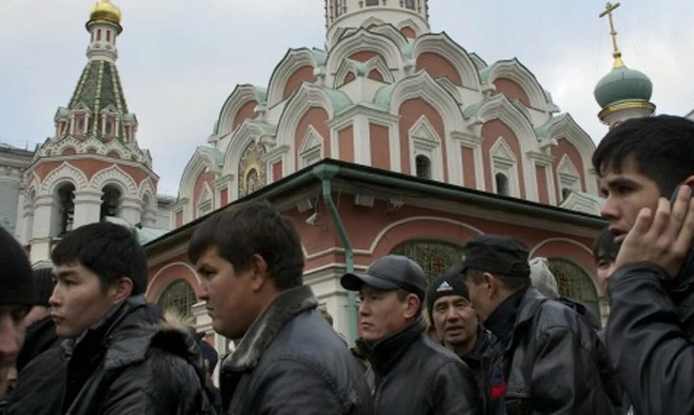 Таджики в РФ. Мигранты в церкви. Православные таджики. Таджик на фоне храма.