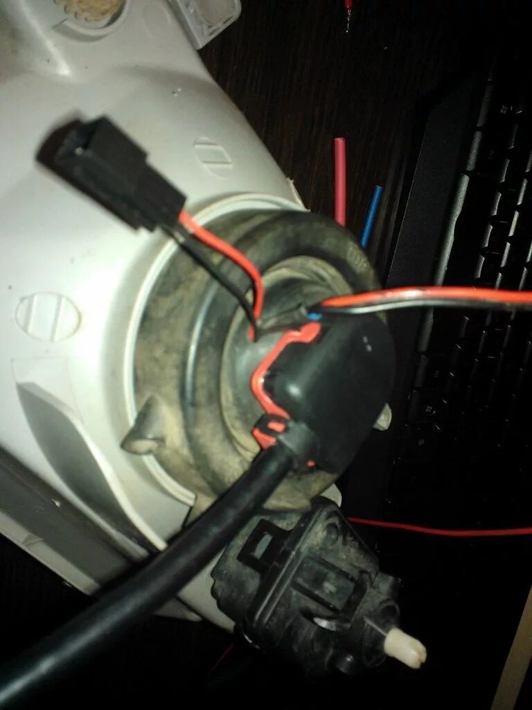 Вентиляционные отверстия фар в киа пиканто 2. Патрон дхо киа пиканто 2. Замена ламп пиканто. Замена ламп пиканто. Picanto kia 2012 лампы ближнего света.