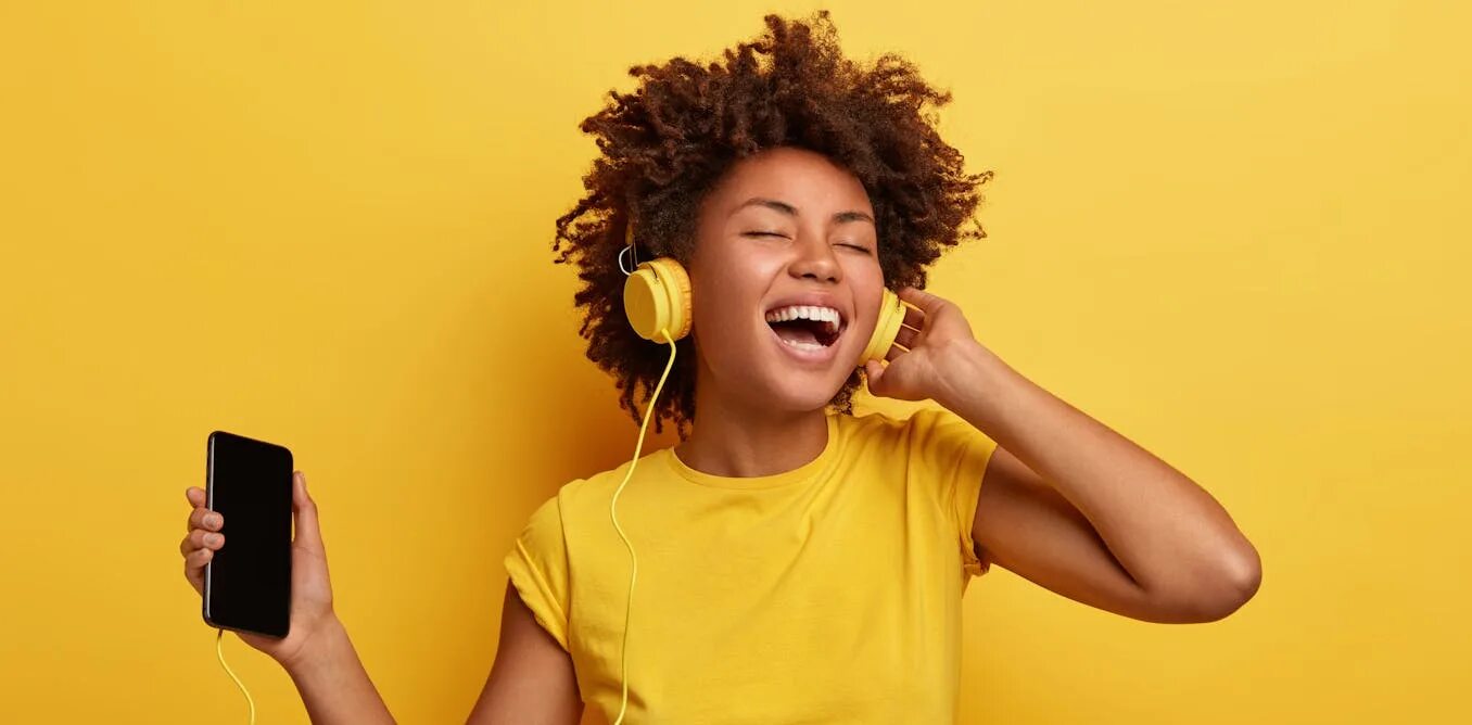 Слушать music be. Девушка в наушниках. Девушка в наушниках. Слушать music be. Наушники для девушек.