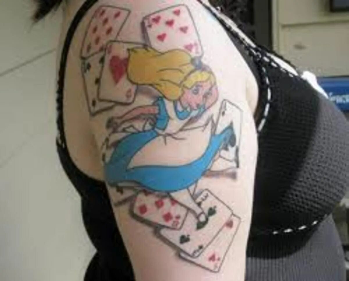 Алиса татуировки. Alice in wonderland тату. алиса в стране чудес тату марка. татуировка страны. тату на плечо алиса в стране чудес.
