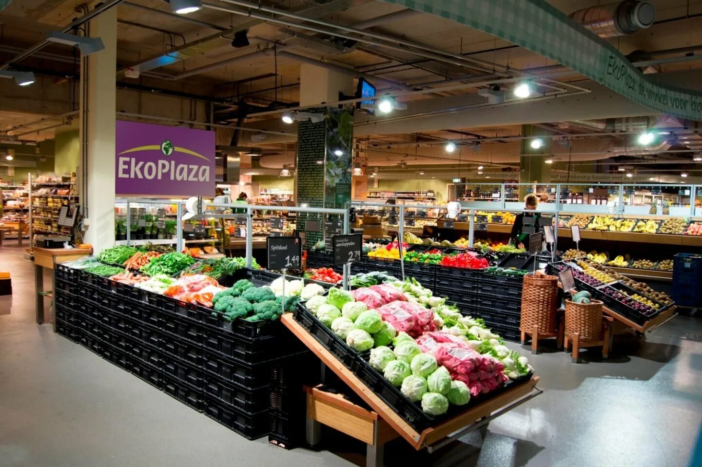 Прилавок 5 букв. Ekoplaza в Амстердаме. Супермаркет. Супермаркеты в Голландии. Магазин продуктов в Нидерландах.