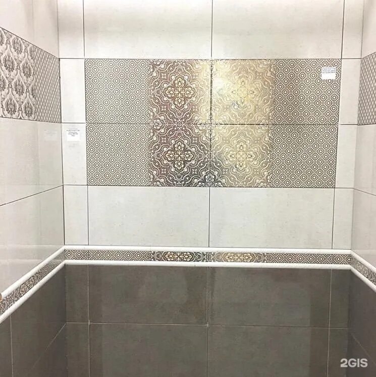 Дизайн с угловой ванной. Ванна тритон 150х150 акриловая угловая. Дербент ванны. Плитка в ванную бежевая с золотом. Дербент ванны.