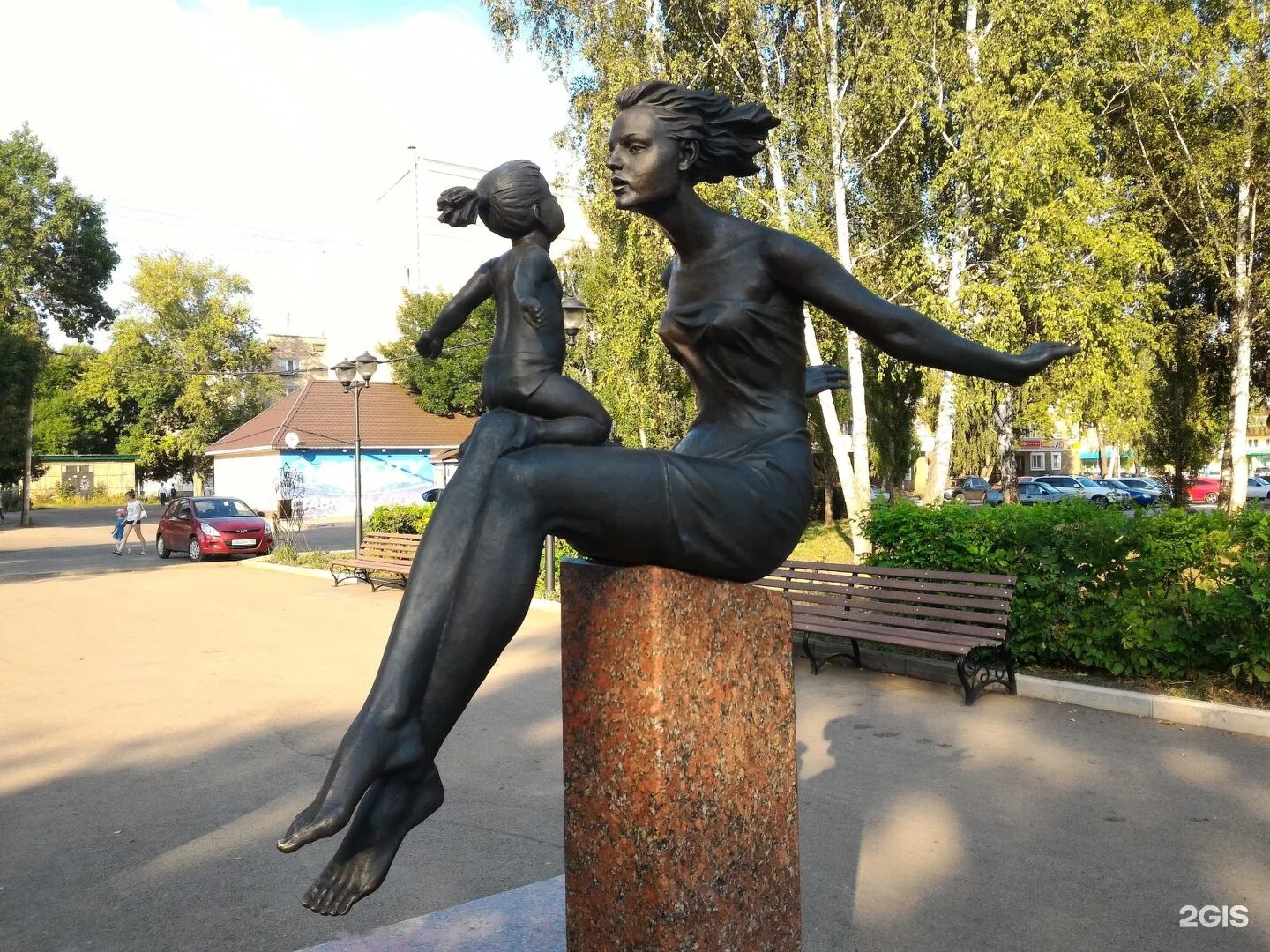 Скульптура женщина с детьми