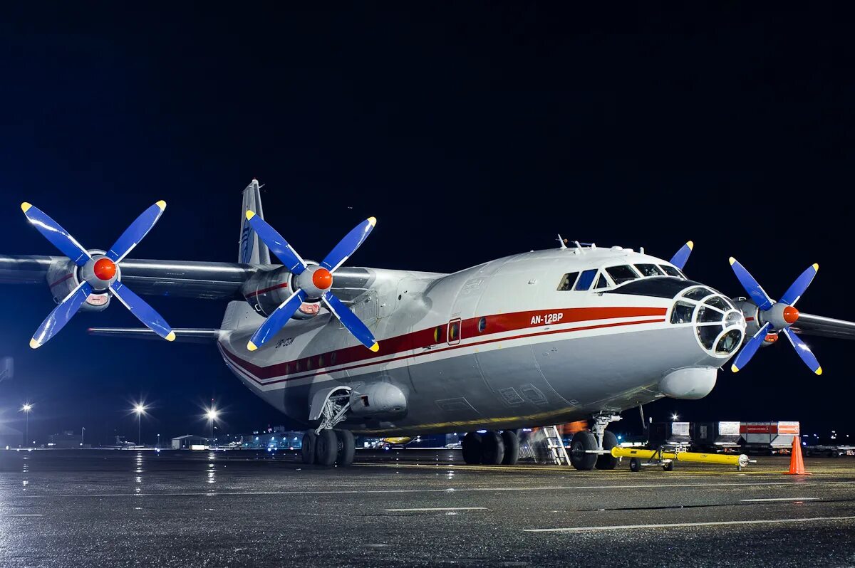 12 самолетов. Самолет АН 12. АН-12 ВКС. АН-12 военно-транспортный самолёт. АН 12 грузовой.