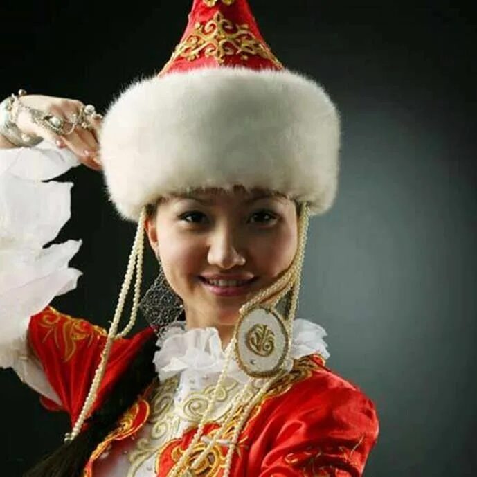Девушка в казахском костюме. Казахский национальный костюм. Казахский костюм женский. Казахская Национальная одежда. Женский костюм казахов.