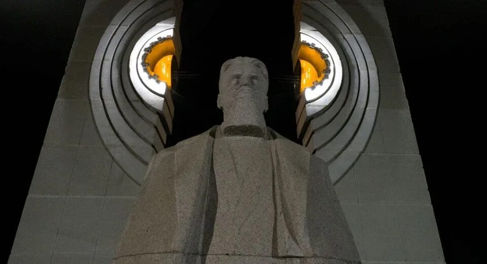 В Челябинске установили подсветку на памятнике Курчатову - МК Челябинск