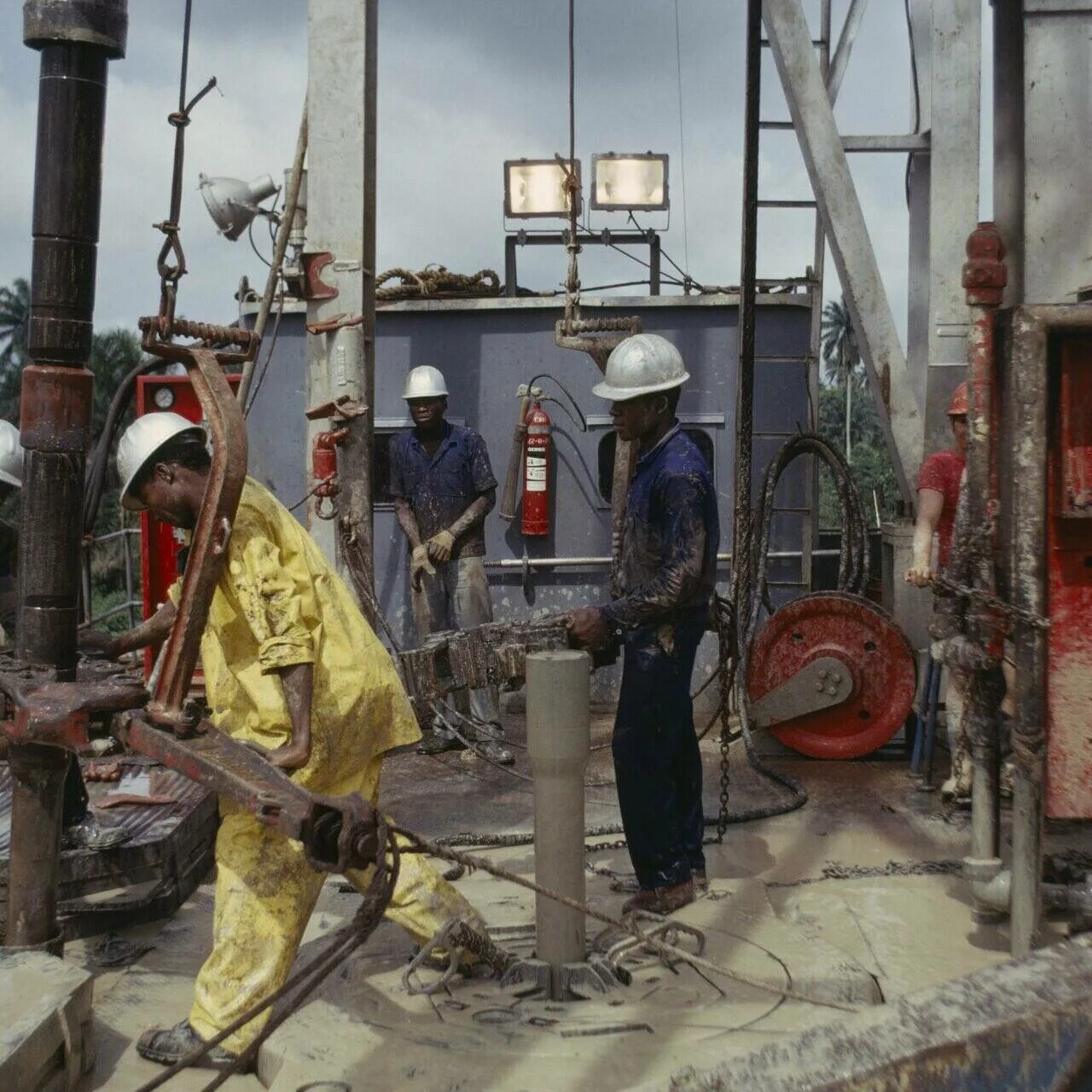 Добыча нефти в африке. Добыча нефти в нигерии 1970. нигерия нефтяные месторождения. нефтедобыча в нигерии. нефтяная промышленность нигерии.