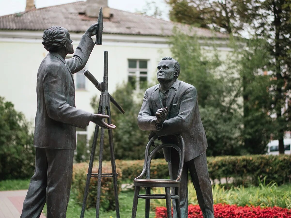 Два одинаковых памятник. Циолковский и Королев памятник Калуга. Памятник Циолковскому и королеву в Калуге. Циолковский Королев памятник. Скульптурная композиция Циолковский и Королев.