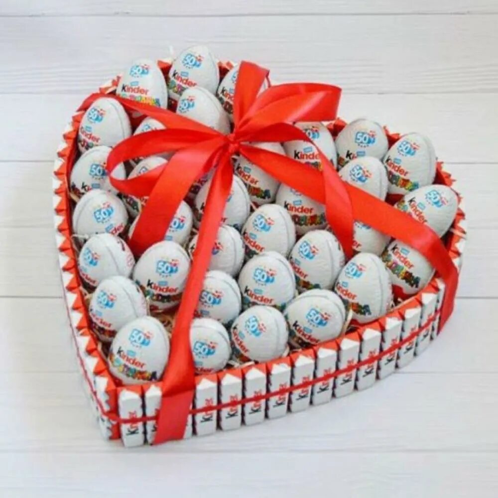 сладкий торт из киндеров. сладкий подарок девушке. сладкие подарки для детей. коробка со сладостями. тортик из киндеров.