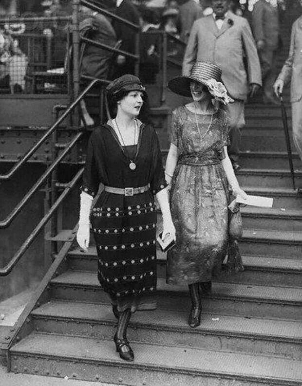 В 20 годы был стиль. Англия 1920е мода. Мода Франции в 20е. 1920 Год Англия мода. 20е годы 20 века мода.