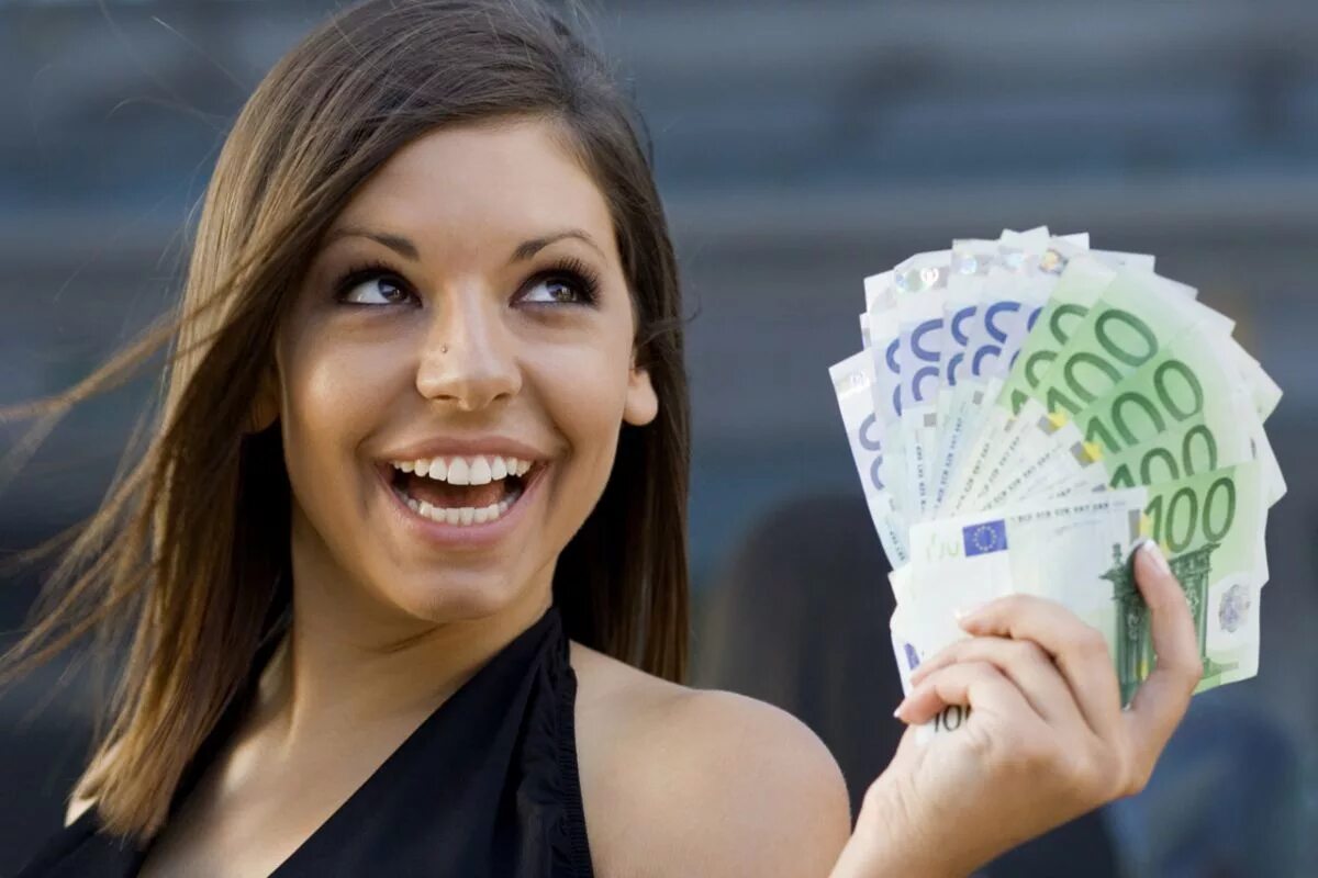 женщина с деньгами. радостная девушка с деньгами. девушка с деньгами. человек с деньгами в руках. деньги в руках женщины.