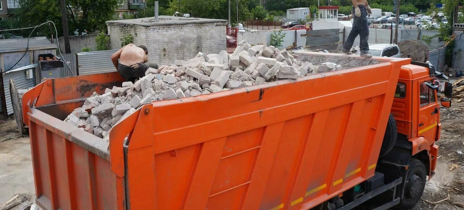 Переработка железобетона в щебень. Бой кирпича и бетона. Самосвал вывозит битый кирпич. Вывоз боя кирпича. Бой кирпича самосвал.