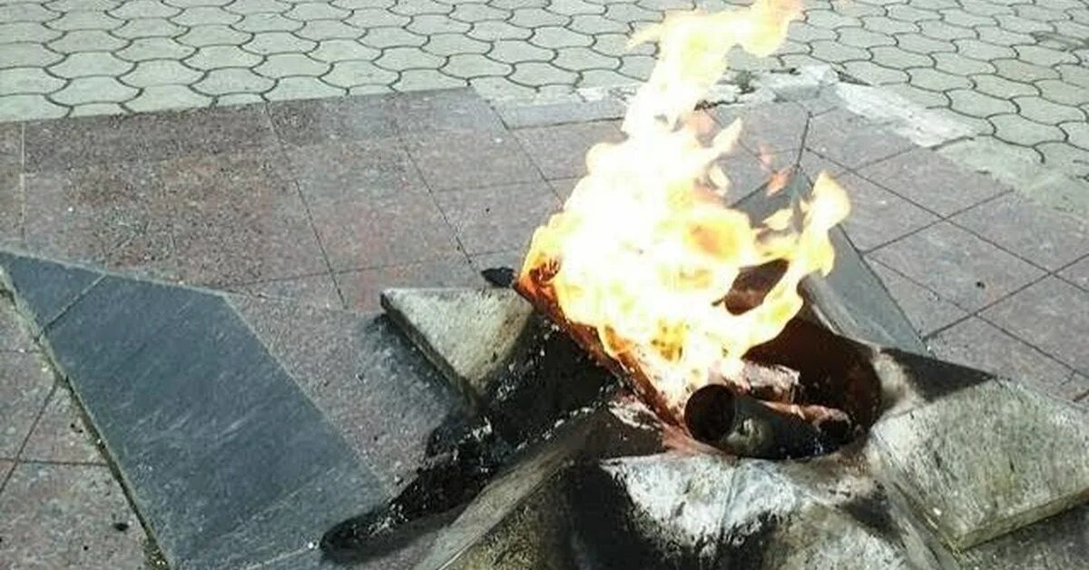 Осквернение вечного огня. Памятник вечный огонь. Вечный огонь южноуральск. Невинномысск вечный огонь вандалы. Вечный огонь южно-сахалинск.