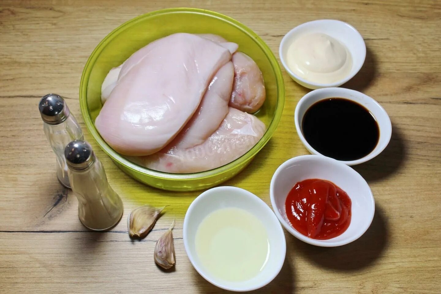 Курица в майонезе на сковороде. Курица в соевом соусе и майонезе. Ингредиенты для грудки. Ингредиенты для жареной курицы. Маринад для куриного филе на сковороде.