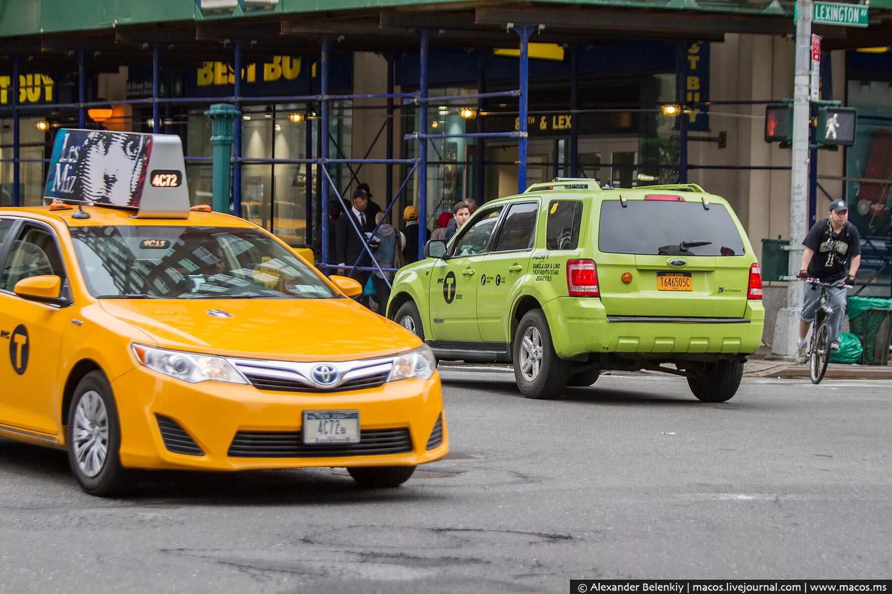 Зеленое такси телефон. Такси Форд Мондео зелёный. Зеленое такси. Таксопарк зеленое такси. Зеленые такси Нью Йорк.