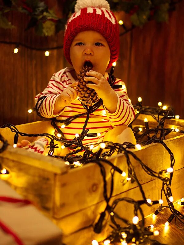 Ребенок с гирляндой. Гирлянда для вырезания. Ребенок с гирляндой. Оригинальные гирлянды. Гирлянда дети.