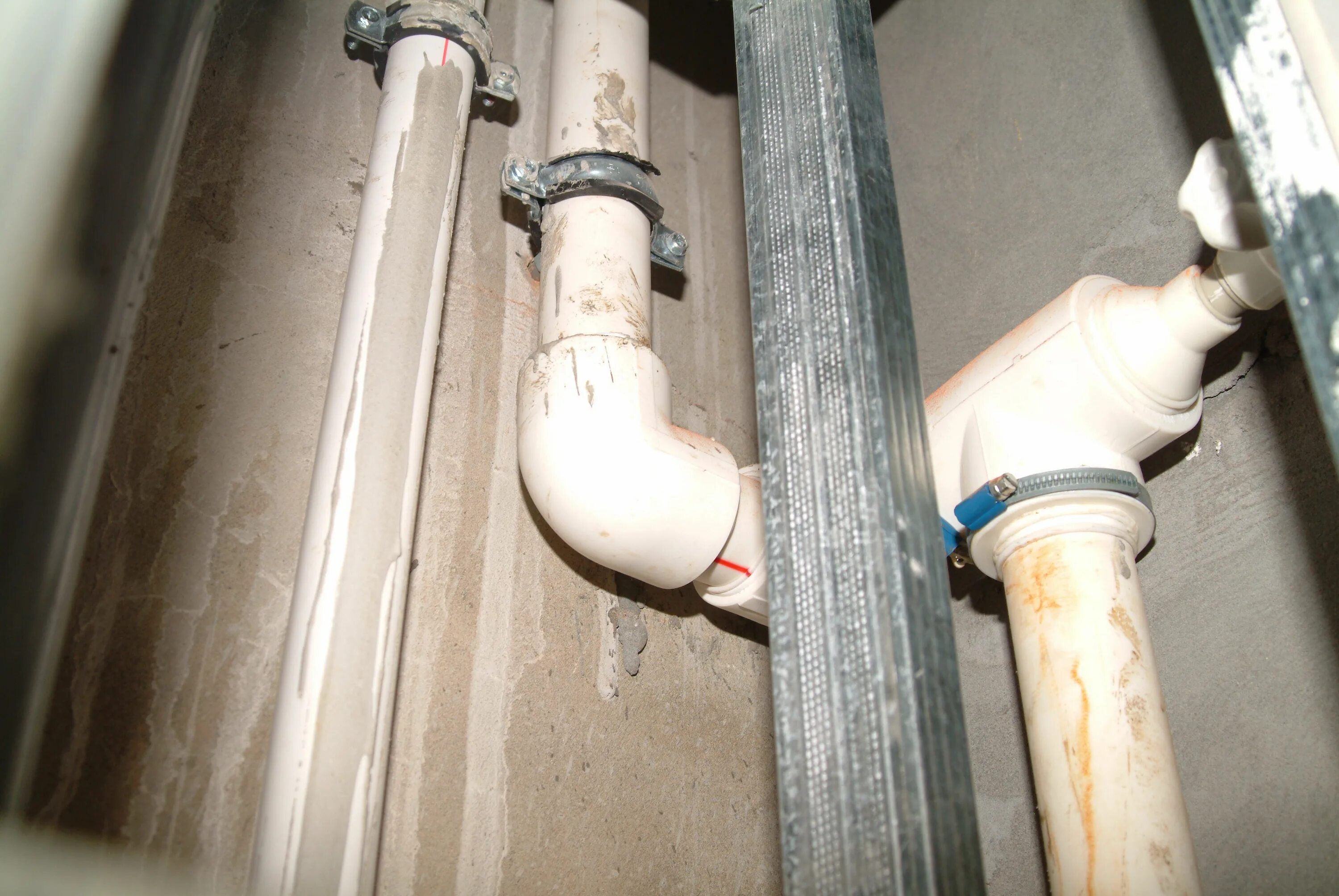 Течь полипропилена. Лопнула пластиковая труба водопровода. Трещина в полипропиленовой трубе. Лопнула пластиковая труба отопления. Течь полипропилена по спайке.