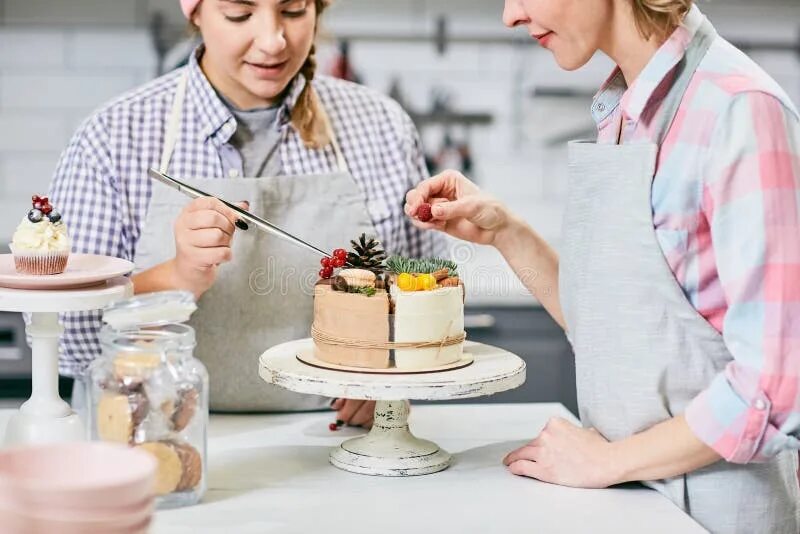 Кондитер украшает торты. Фотосессия для кондитера креативная. Женщина с тортом кондитерская. Торт профессия. Женщина кондитер украшает торт.